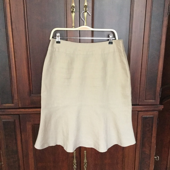 Light beige linen skirt with flared hem. - Picture 1 of 2