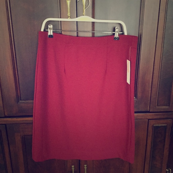 Burgundy/maroon skirt. - Picture 1 of 4