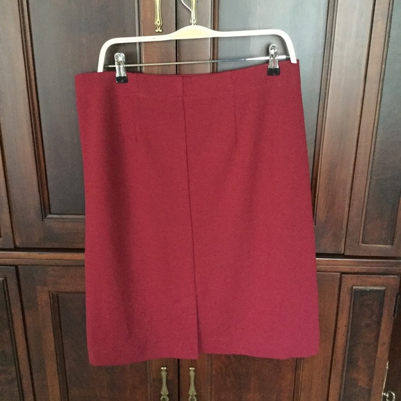 Burgundy/maroon skirt. - Picture 2 of 4