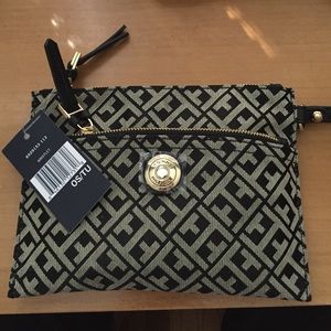 TOMMY HILFIGER WRISTLET!!!