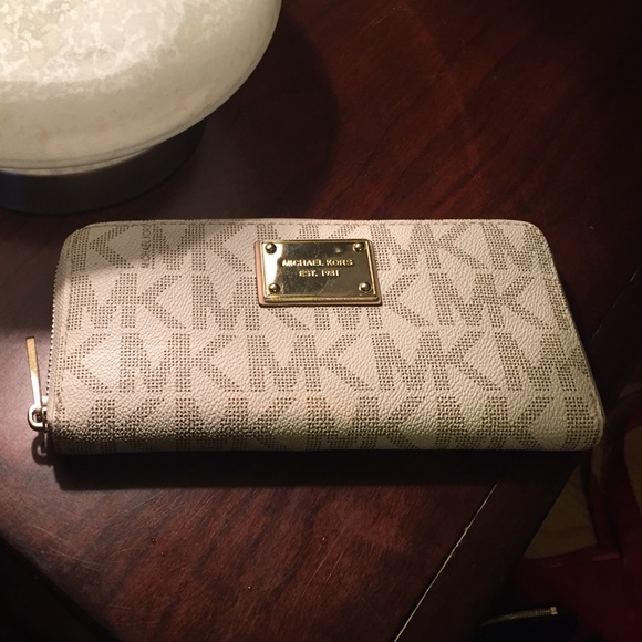 Michael Kors vanilla zip around large wallet