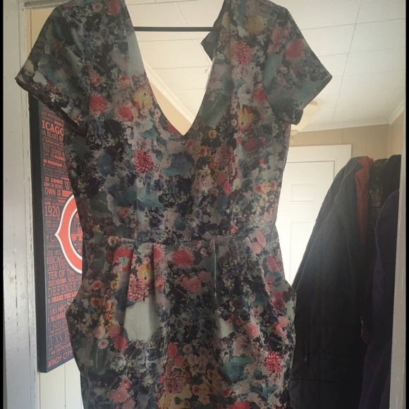 H&M flower pattern dress with pockets. Size 8 - Picture 3 of 4