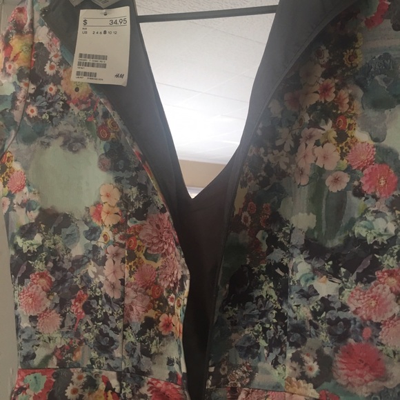 H&M flower pattern dress with pockets. Size 8 - Picture 4 of 4