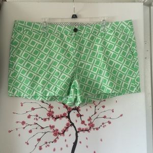 Plus Size adorable green&white patterned shorts!