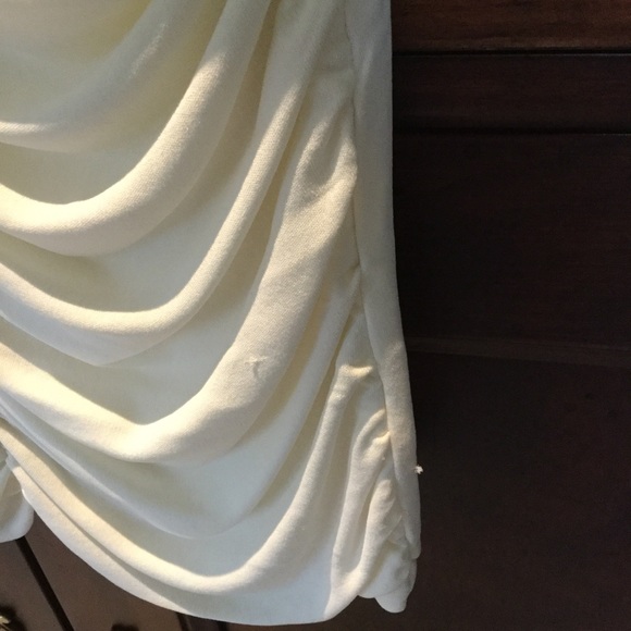 Ruched cream top. - Picture 3 of 4