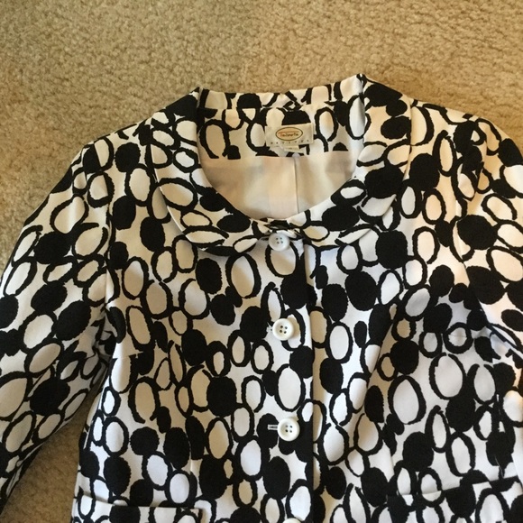 Coat, skirt, top, heels. - Picture 2 of 4