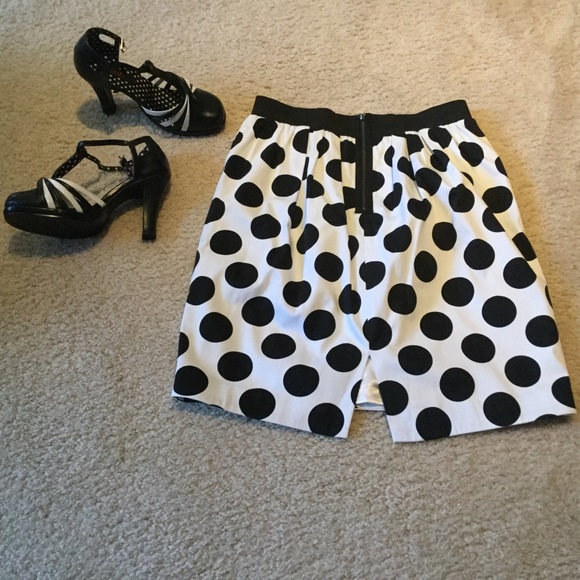 Coat, skirt, top, heels. - Picture 4 of 4