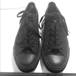 Converse all black tow tops
