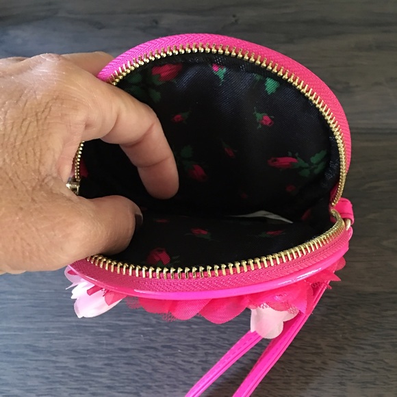 🚫SOLD🚫Betsey Johnson Pink Flower Wristlet - Picture 3 of 3