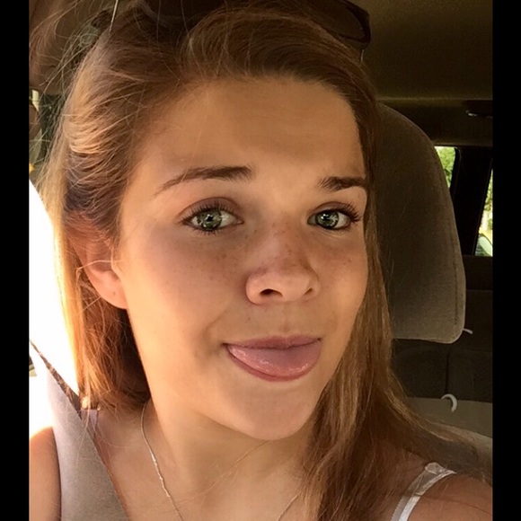 Meet your Posher, Caroline - Picture 1 of 1