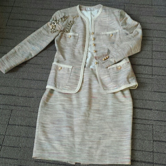 Skirt suit