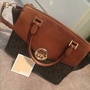 100 % AUTHENTIC MICHAEL KORS PURSE