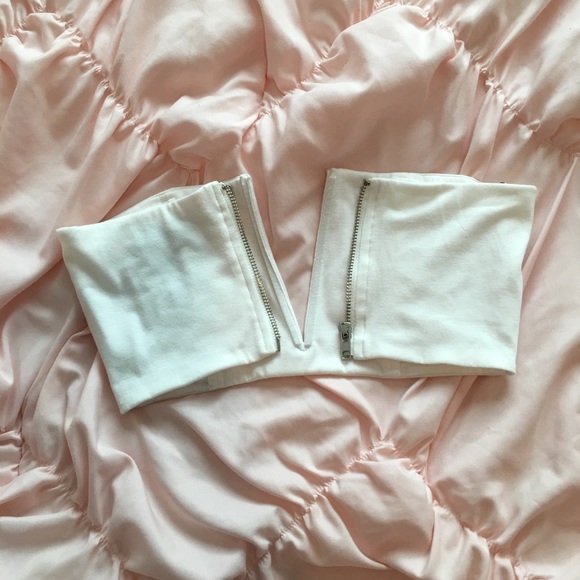 V-Shape Crop Top - Picture 3 of 3