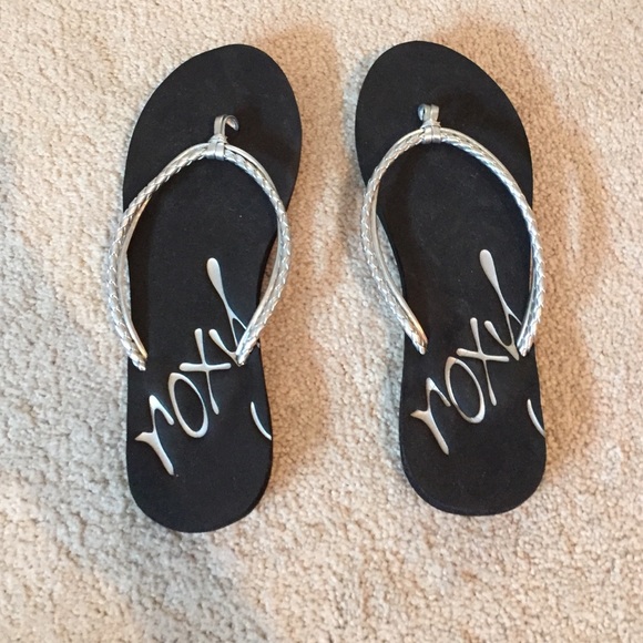 Never worn roxy flip flops