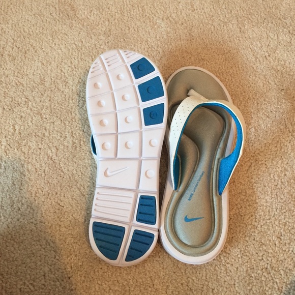 BRAND NEW nike comfort flip flops