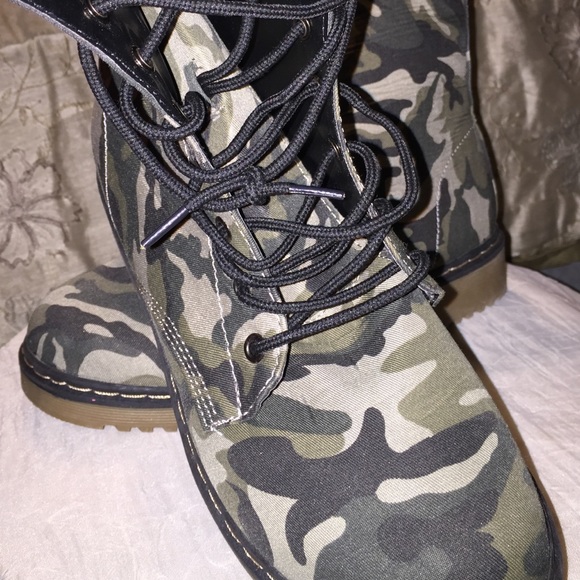 Army Print Combat Boots. 🤘🏼😍 - Picture 2 of 2