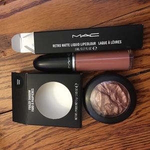 Mac eyeshadow and lip color bundle