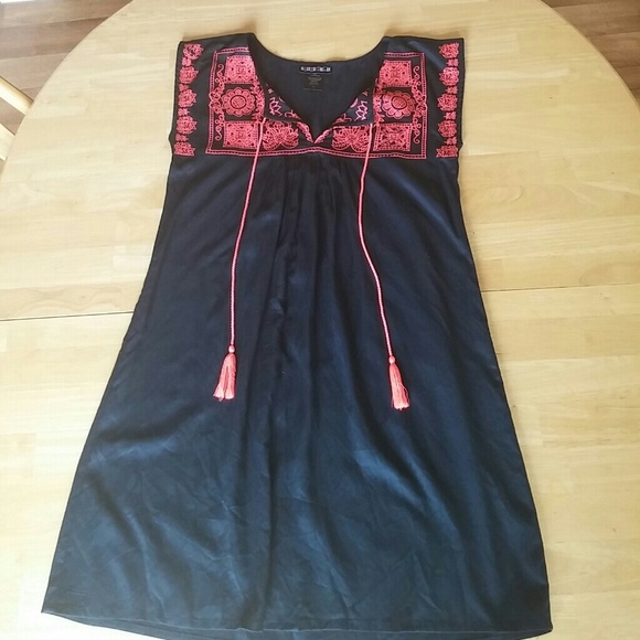 Embroidered shift dress