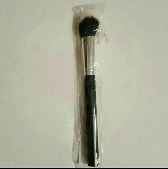 Tapered duo fiber blush brush