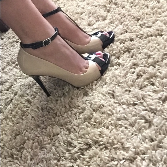 Aldo nude and black t-strap heels - Picture 2 of 4
