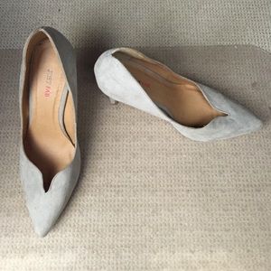 Grey pumps