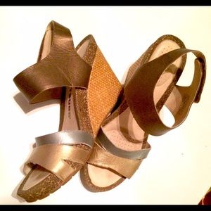 SALE Tri-color platform sandal by Tsubo