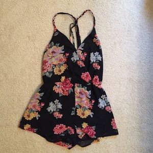 NWT Adorable floral romper!!