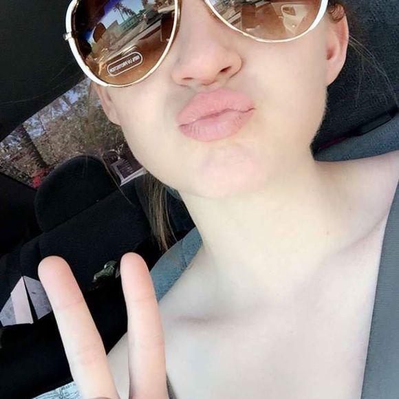 Meet your Posher, Tiffani - Picture 1 of 1