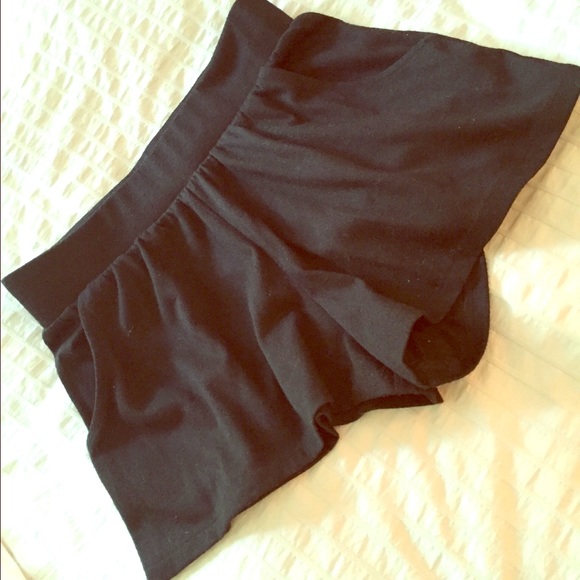 "Flowy" black shorts with pockets