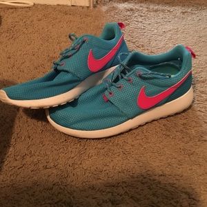 Nike Roshes size 8!