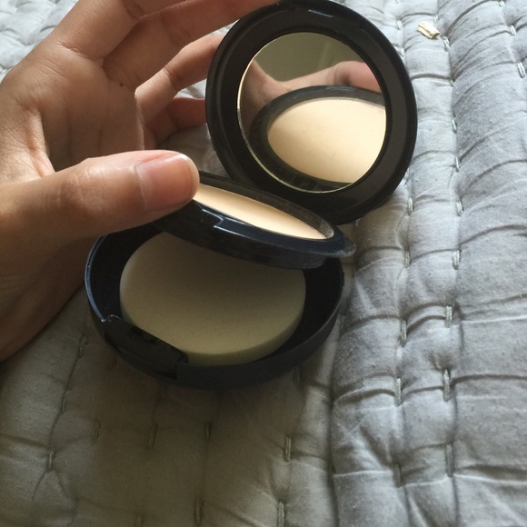 Translucent medium/light powder - Picture 2 of 3