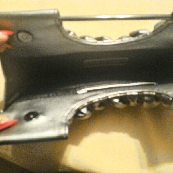 Clutch - Picture 3 of 3