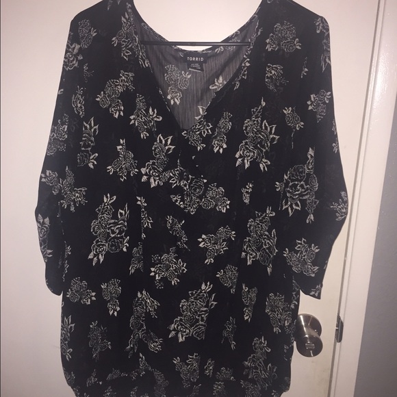 Size 3: Torrid 3/4in Black Floral Top, EUC