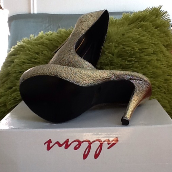 ADORABLE BRAND FRH NWOT GOLD HIGH HEEL SHOE $35 - Picture 2 of 2