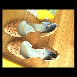 Biviel Shoes. 1.5 (I think) inch heel. Size 7.5