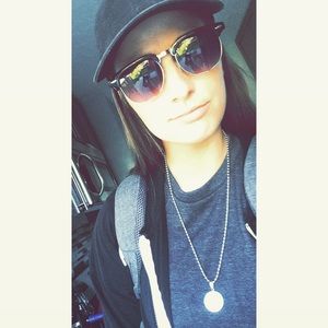 Meet your Posher, Danielle