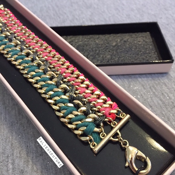 Gorgeous VS Chain Bracelet - Picture 3 of 4