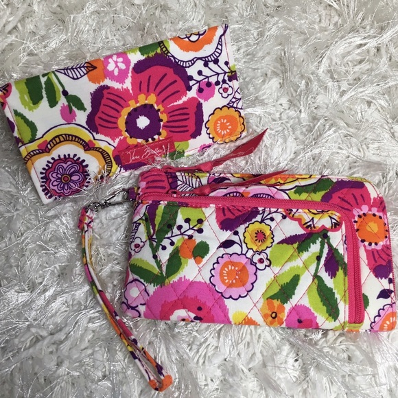 Vera Bradley Handbags - 💐2pc SET!💐 Double Zip Wristlet & Checkbook Cover