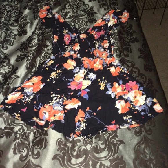 Summer time Romper - Picture 3 of 3