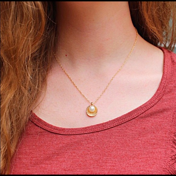 🌺Gold Pearl Clam Shell Necklace🌺 - Picture 2 of 3