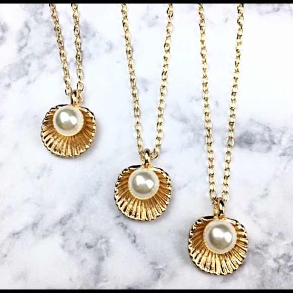 🌺Gold Pearl Clam Shell Necklace🌺 - Picture 3 of 3