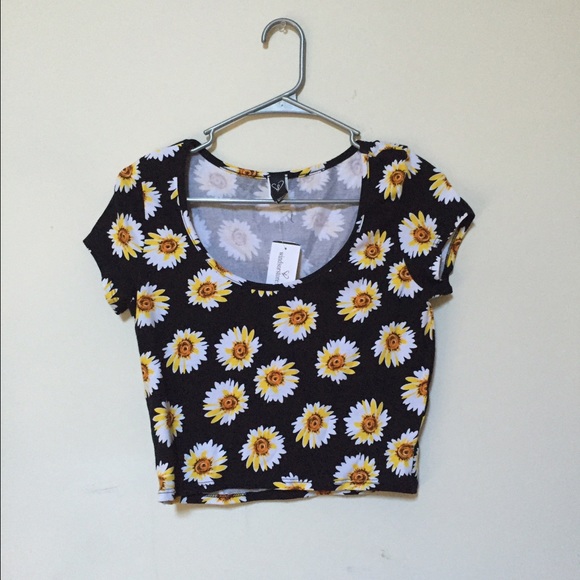 WINDSOR Tops - Never Worn Floral Crop Top! WINDSOR Tops - Never Worn Floral Crop Top!