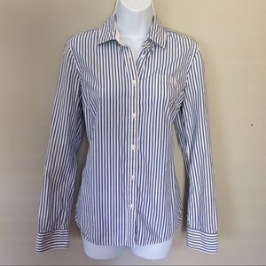 American Eagle favorite button down shirt.