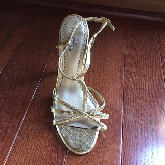 Gold heels - Picture 3 of 4