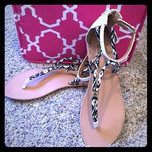 Black/white sandals!👣❤️