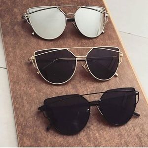 Cat shaped mirrored sunnies. Mult. colors availabl