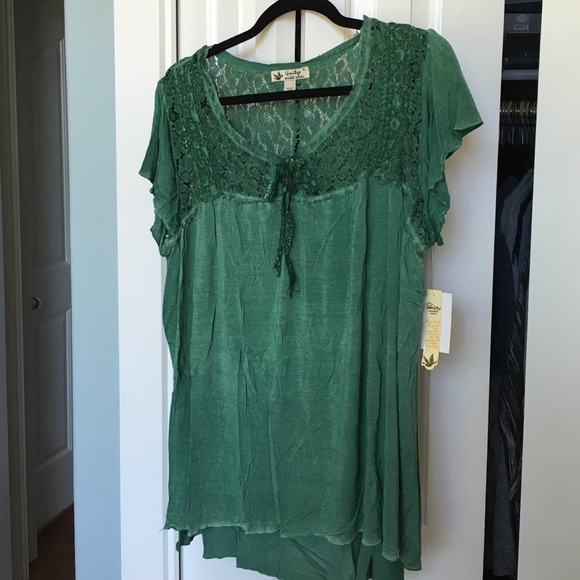 BNWT Unity World Wear XL Green Hi-Lo Top