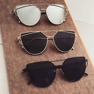 Cat eye shaped mirrored sunnies! Mult colors avail