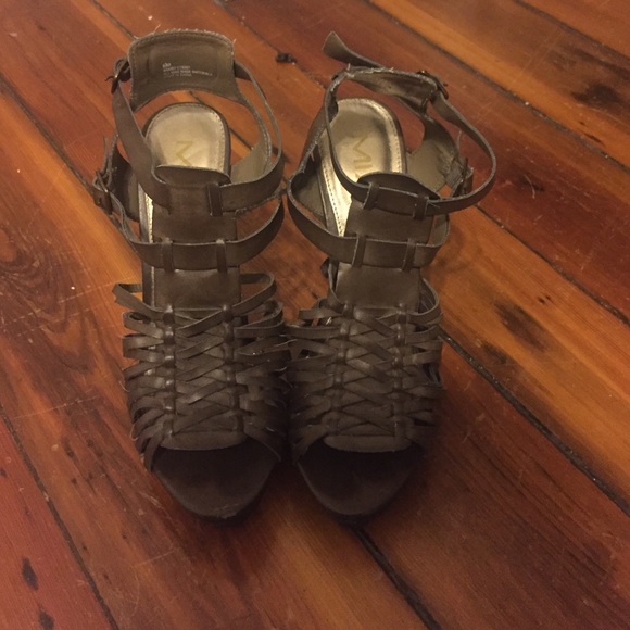 SOLD Dark Green/Neutral Heels size 8.5