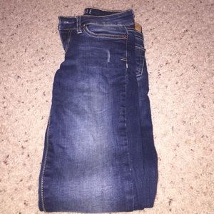 Skinny jeans with holes in the knees